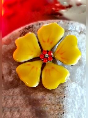 1960's Vintage Flower Power Brooch Yellow Enamel With Rhinestone Center
